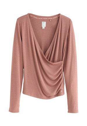 Långärmad topp med djup V-hals i mjukt rosa ribbat tyg, med draperad framsida och samlad detalj på sidan. Etikett synlig nära halsringningen.