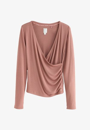 Maglia a maniche lunghe con scollatura a V profonda in morbido tessuto rosa chiaro a costine, con dettaglio drappeggiato sul davanti e accento arricciato sul lato. Etichetta visibile vicino al collo.