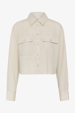Chemise beige cropped à manches longues, col, boutons sur le devant, et deux poches poitrine à rabat boutonné.