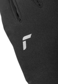 Schwarze Stoffhandschuhe mit strukturierter Oberfläche und einem weißen Logodetail im Handgelenkbereich. Fokus auf Haltbarkeit und Flexibilität.