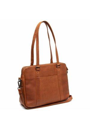 Borsa in pelle marrone con due manici lunghi, chiusura con zip, tasca frontale e tracolla regolabile. Texture liscia e forma rettangolare.