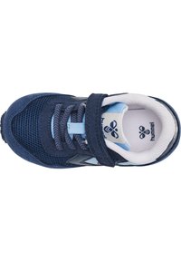 Marinblå träningsskor med nät och mockamaterial, justerbar rem och ljusblå accenter. Har en vadderad krage och logotyp på innersulan.