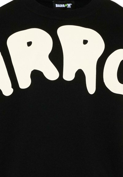 Tissu noir avec de grandes lettres blanches en bulles irrégulières formant le mot "BARROW" et une petite étiquette "Barrow Kids" verte et blanche au niveau de l'encolure.