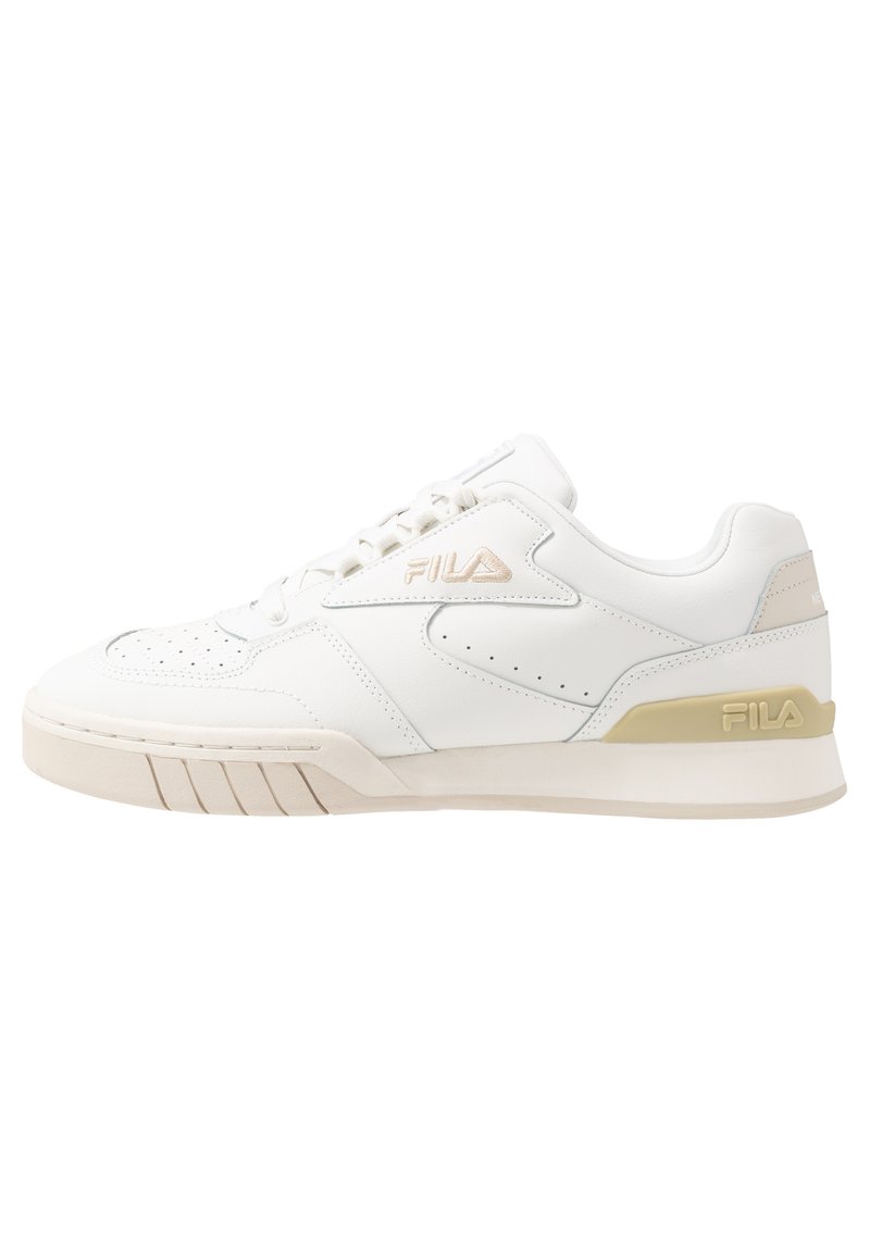 Sneaker in pelle bianca con punta perforata, dettagli beige chiaro e suola in gomma testurizzata. Presenta il logo in rilievo sul lato e sul tallone.