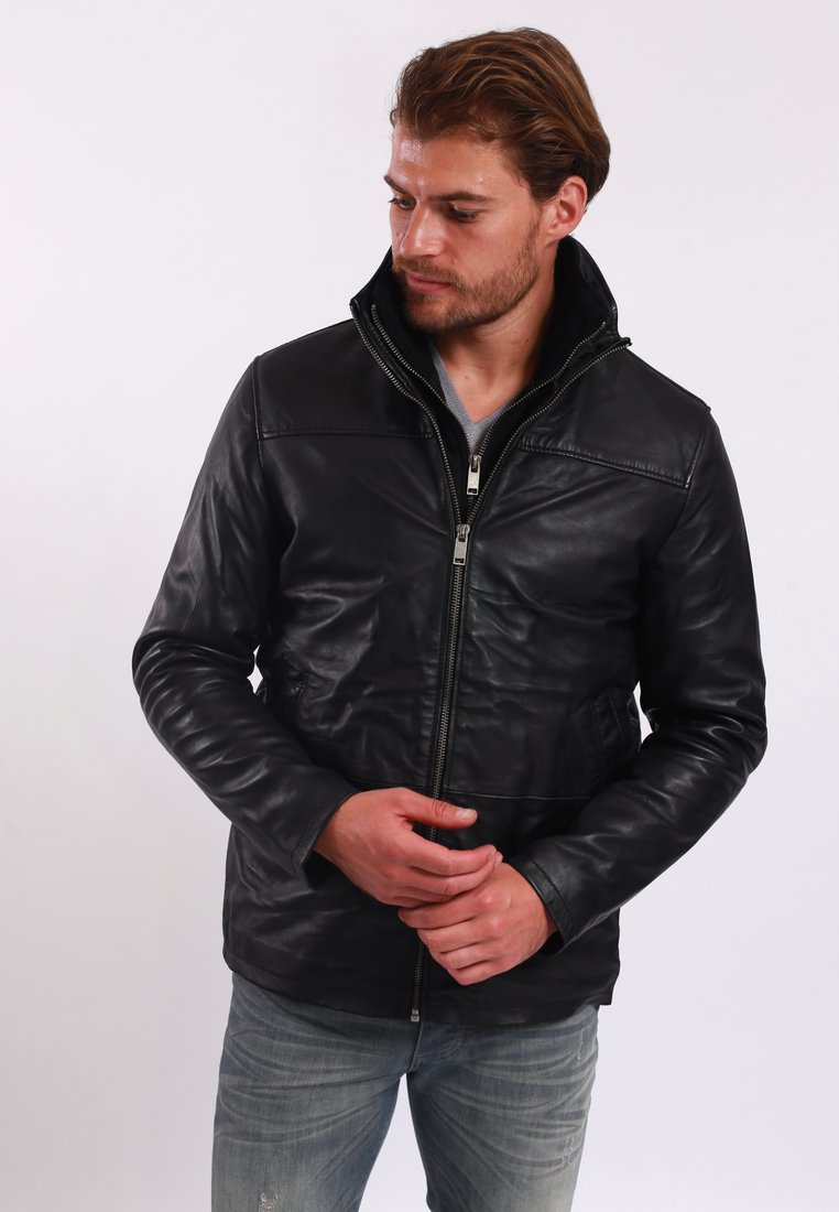 Svart läderjacka med hög krage, framzipper och två sidofickor. Har en slät yta och skräddarsydd passform.