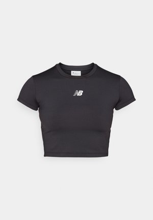 Schwarzes, kurzes Sport-T-Shirt mit kurzen Ärmeln, aus dehnbarem Stoff. Besitzt ein weißes Logo auf der Vorderseite, einen rundlichen Halsausschnitt und ein figurnahes Design.