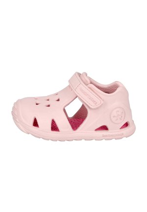 Sandalia infantil transpirable de color rosa claro con correa ajustable y puntera cerrada, con recortes triangulares de ventilación y suela texturizada.