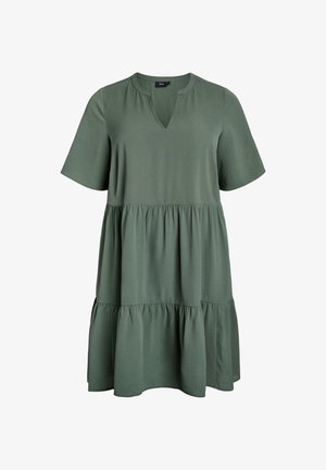 Vestido verde en capas hecho de una tela suave, con escote en V, mangas cortas y un dobladillo acampanado. Silueta simple y relajada.