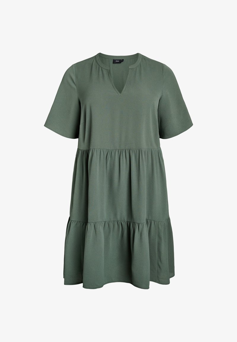 Robe verte à volants en tissu doux, avec un col en V, des manches courtes et un ourlet évasé. Silhouette simple et décontractée.