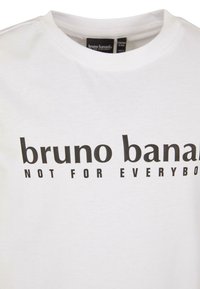 Witte katoenen t-shirt met vet zwart lettertype dat leest "bruno banani NOT FOR EVERYBODY." Ronde hals en korte mouwen.