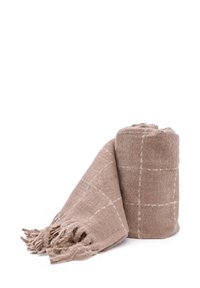 Coperta di lana beige con motivo a scacchi bianchi, parzialmente arrotolata, con bordi frangiati su uno sfondo bianco.