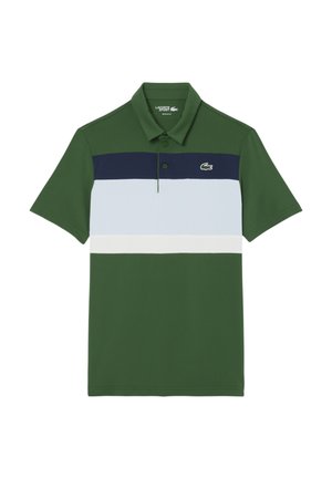 Groene polo met een kraag, voorzien van horizontale strepen in marineblauw, lichtblauw en wit, gemaakt van een gladde stof met een logo.