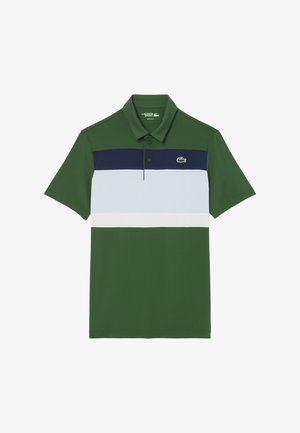 Groene polo met een kraag, voorzien van horizontale strepen in marineblauw, lichtblauw en wit, gemaakt van een gladde stof met een logo.