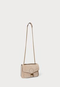 Borsa a tracolla in morbida suede beige con tracolla in catena dorata, dotata di chiusura a patta e dettaglio logo in rilievo sulla parte anteriore.