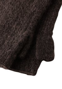 Tissu tricoté marron foncé avec une surface texturée et duveteuse et un tissage lâche. Les bords sont irréguliers, lui conférant une apparence douce et naturelle.