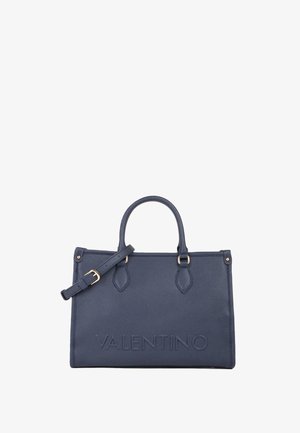 Dunkelblaues Lederhandtasche mit doppelten Griffen, verstellbarem Riemen, geprägtem Logo und Beschlägen in Goldfarbe. Texturierte Oberfläche mit strukturierter Form.