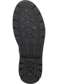 Suela de zapato de goma negra con un patrón de relieve texturizado, que presenta ranuras y un logotipo de la marca cerca del centro y del talón.