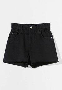 Pantalones cortos de mezclilla negra con dobladillo deshilachado, diseño de cinco bolsillos, cinturilla elástica y cierre de botón metálico. Textura suave, estilo casual.