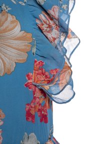 Blumenkleid mit blauem Hintergrund, ausgestattet mit großen orangefarbenen und rosa Blumen. Enthält geraffte Akzente und eine leichte, durchsichtige Textur.