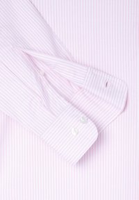 Lichtroze gestreepte blouse met witte knopen en een opgerolde manchet, met smalle, afwisselende strepen en een vlakke textuur.