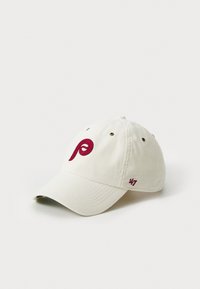 Hvit kordfløyels baseballcaps med et maroon brodert logo foran og et lite rødt "47" på siden. Har ventilasjonsøyer.