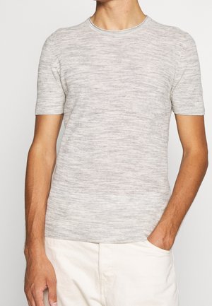 T-shirt a maniche corte grigio chiaro realizzato in tessuto a maglia texture, con scollatura rotonda e sottili righe orizzontali.
