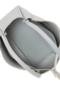 Borsa a tracolla in pelle grigia chiara con zip superiore, dotata di scomparti interni. La finitura liscia e la chiusura lampo in tonalità oro impreziosiscono il design.