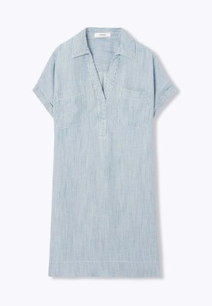 Robe à manches courtes rayée bleu clair et blanc, avec col, encolure en V, deux poches poitrine et poignets retroussés.