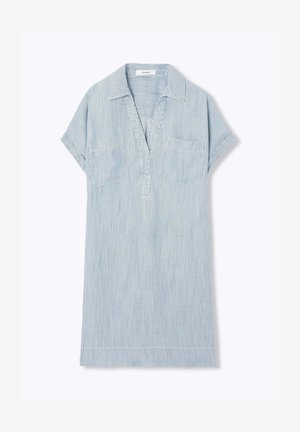 Robe à manches courtes rayée bleu clair et blanc, avec col, encolure en V, deux poches poitrine et poignets retroussés.