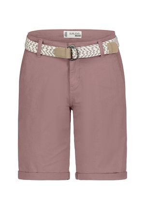 Helle mauve Shorts mit umgeschlagenen Säumen, gefertigt aus Baumwolle. Mit einem geflochtenen weißen und beigen Gürtel, Fronttaschen und einem Etikett am Bund.