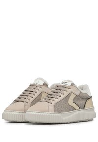 Sneaker beige realizzati in pelle e feltro, con punta arrotondata, suola in gomma testurizzata e morbida foderatura in pelliccia. Dettaglio laterale in una tonalità più chiara.