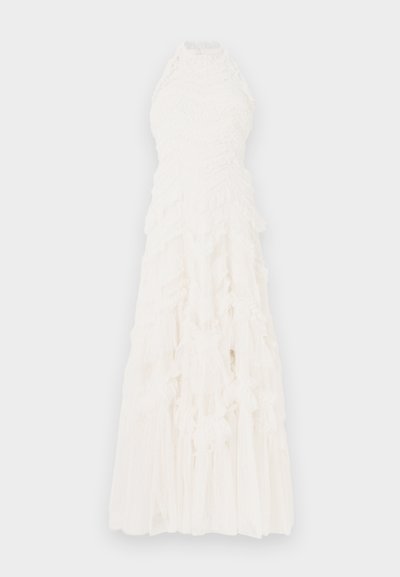 Biele šaty s halter výstrihom, s vrstvenými volánmi, z textúrovaného materiálu a s prúdiacim strihom. Dĺžka po členky s priehľadnou vrstvou.