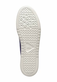 Sole boty s bílou gumovou základnou, s cik-cak vzorem a kulatými výřezy, logo ve tvaru trojúhelníku embosované blízko paty.