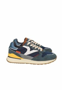 Zapatillas deportivas con una mezcla de ante azul y verde, malla y goma; detalles de logo en blanco, acentos amarillos en contraste y cordones texturizados.