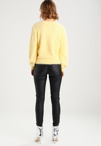 NA-KD Sweter