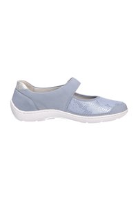 Chaussure en cuir bleu clair avec un bout rond et une sangle sur le cou-de-pied. Présente un motif texturé en forme de lacets. Semelle en caoutchouc blanc.