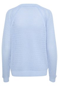 Maglione azzurro chiaro, lavorato a maglia con una trama larga, maniche e orlo a costine. Presenta un collo rotondo e maniche a raglan.