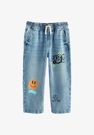 Svijetloplave traper hlače jogger kroja s elastičnim strukom, bijelim vezicama i printovima u stilu grafita, uključujući smiješak i podebljani tekst "SK8!".