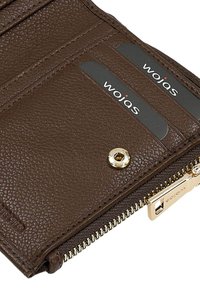 Braunes, strukturiertes Lederportemonnaie-Abschnitt mit zwei "wojas" Karten, einem Metallschnappverschluss und einem sichtbaren goldenen Reißverschlusszug.