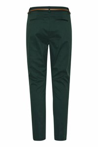 Ciemnozielone dopasowane spodnie z tylnymi kieszeniami z patkami i smukłym brązowym paskiem, widoczne od tyłu na białym tle.