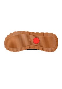 Suola di scarpa in gomma marrone con un motivo a battistrada ondulato, caratterizzata da un accento circolare rosso al centro e bordi texture per una migliore presa.