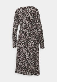 Vestido floral de mangas longas com fundo preto, apresentando uma cintura ajustada e uma silhueta fluida. Pequenos padrões de flores em rosa e verde por toda a peça.