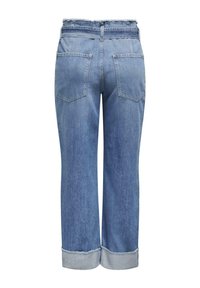 Gai zilu džinsi ar saplēstu jostasvietu, īsām piedurknēm un rullētām malām. Ietver divas aizmugurējās kabatas ar tīru apdari.