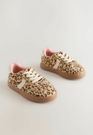 Sneakers med leopardprint, lavet af et struktureret stof med cremede snørebånd, lyserød indvendig foring og lysebrun gummisål. Klassisk lav-top design.