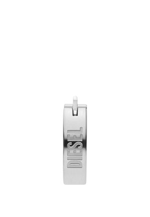 Pendentif en acier inoxydable avec finition brossée, portant le nom de la marque "DIESEL" en relief, design compact et boucle supérieure pour attache.