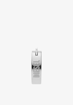 Pendentif en acier inoxydable avec finition brossée, portant le nom de la marque "DIESEL" en relief, design compact et boucle supérieure pour attache.