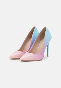 Escarpins à bout pointu avec un design dégradé, passant du rose au bleu, dotés d'une finition brillante et d'un talon aiguille.