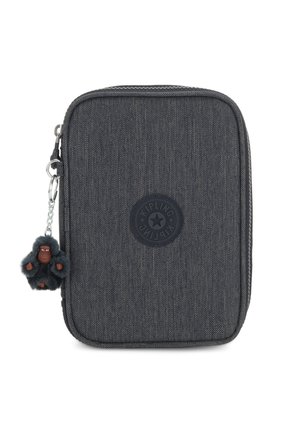 Pochette nera con texture, dotata di una zip, realizzata in materiale resistente, con un patch rotondo del logo e un portachiavi a forma di scimmia attaccato alla zip.