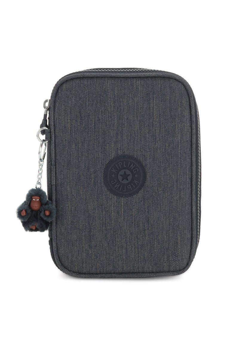 Pochette nera con texture, dotata di una zip, realizzata in materiale resistente, con un patch rotondo del logo e un portachiavi a forma di scimmia attaccato alla zip.