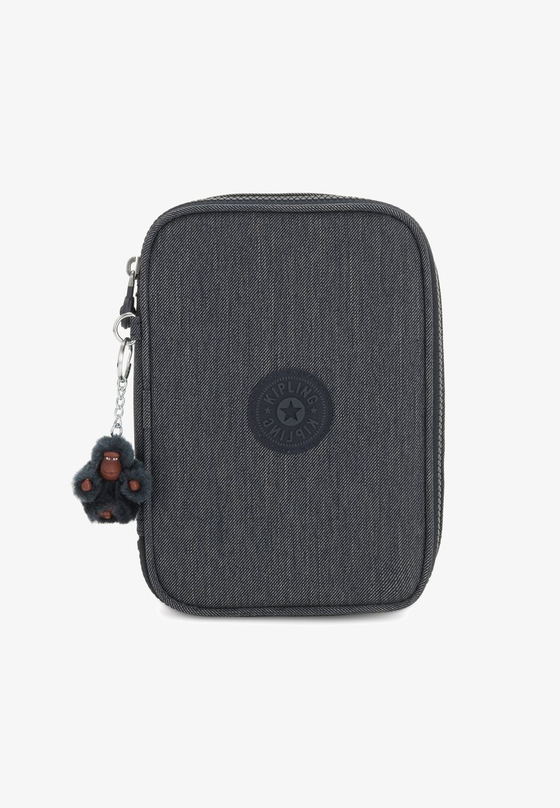 Černá texturovaná zipová taštička vyrobená z odolného materiálu, s kulatou nášivkou loga a připevněným klíčenkou ve tvaru opice na zipu.